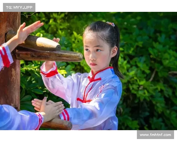 板凳上的功夫萌主：重庆小女孩苦练三年，招式如虎啸山林